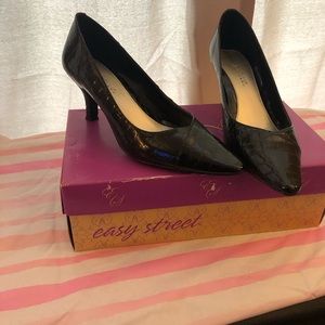 Women 2in black pumps